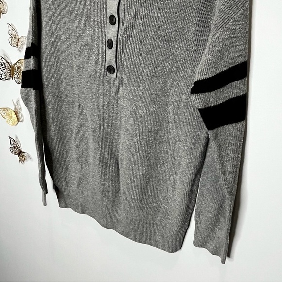 🦋🌙 AEO | Gray Sweater with Buttons and Striped Arm Bands - Picture 6 of 8
